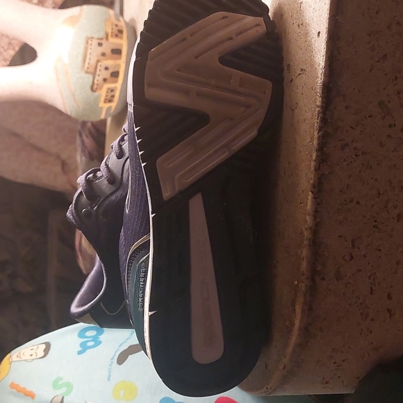 Skechers - Picture 2 of 4